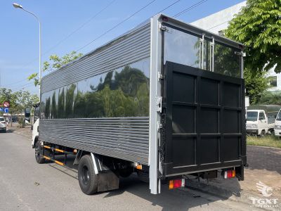 Xe tải Isuzu NQR NQR75ME5A 4.9 tấn, thùng kín bung nâng, động cơ Euro 5, mạnh mẽ, tiết kiệm nhiên liệu, thiết kế bền bỉ, phù hợp vận chuyển nội đô và đường dài.