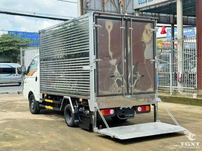 Xe tải Hyundai New Porter H150 1.1 Tấn, thùng kín gắn bửng nâng thủy lực, khí thải Euro 5, phù hợp vận chuyển thực phẩm trong đô thị.