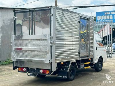 Xe tải Hyundai New Porter H150 1.1 Tấn, thùng kín, gắn bửng nâng thủy lực, khí thải Euro 5, lý tưởng cho vận chuyển hàng thực phẩm, gia cầm trong đô thị.
