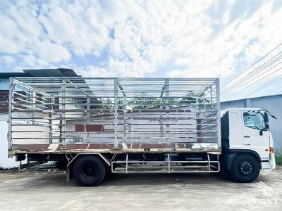 Xe tải Hino FG8JP8A 8 tấn, thùng inox chở gia cầm, khí thải Euro 5, vận chuyển an toàn, hiệu quả, phù hợp ngành chăn nuôi.