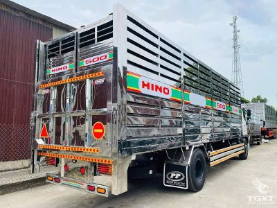 Xe tải Hino FG8JP8A 8 tấn chuyên dụng, thùng chở gia súc, tiêu chuẩn Euro 5, thân thiện môi trường, vận chuyển an toàn.