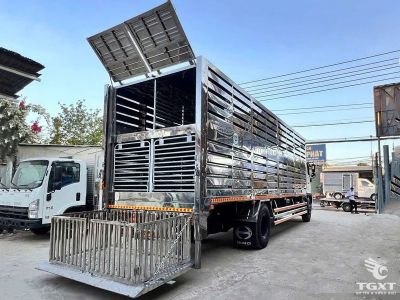 Xe tải Hino FG8JP8A 8 tấn, thùng chở gia súc, tiêu chuẩn Euro 5, vận chuyển an toàn, thân thiện môi trường.
