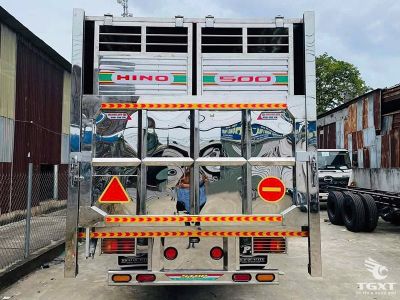 Xe tải Hino FG8JP8A 8 tấn, thùng chở gia súc, động cơ Euro 5, phù hợp vận chuyển gia súc an toàn và thân thiện môi trường.