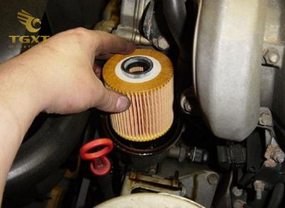 thi-truong-loc-dau.jpg Xe tải đang được bảo trì với bộ lọc dầu chất lượng cao tại Việt Nam