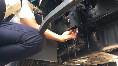 tich-hop-loc-dau-vao-ky-kiem-dinh-1.jpg Hình ảnh minh họa lọc dầu trên xe tải, giúp kéo dài tuổi thọ động cơ và giảm chi phí bảo trì.