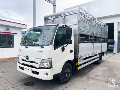 Xe tải Hino XZU730L 4T chở gia súc, động cơ Euro 5, tiết kiệm nhiên liệu, linh hoạt, phù hợp vận chuyển nông sản, bảo hành 7 năm.