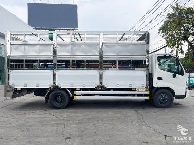 Xe tải Hino XZU730L 4T vận chuyển gia súc, đạt tiêu chuẩn khí thải Euro 5, động cơ 150PS, tiết kiệm nhiên liệu, khả năng tùy chỉnh thùng xe linh hoạt.
