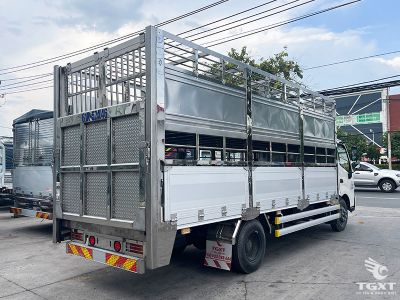 Xe tải Hino XZU730L 4T vận chuyển gia súc, đạt chuẩn khí thải Euro 5, động cơ 150PS, đa dạng về tùy chọn thùng xe, tiết kiệm nhiên liệu, phù hợp doanh nghiệp chăn nuôi.