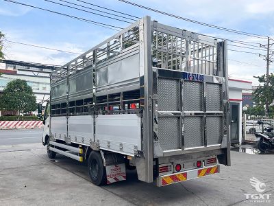 Xe tải Hino XZU730L 4T chở gia súc, đạt tiêu chuẩn Euro 5, động cơ 150PS, linh hoạt trong vận chuyển, tiết kiệm nhiên liệu, phù hợp doanh nghiệp chăn nuôi.