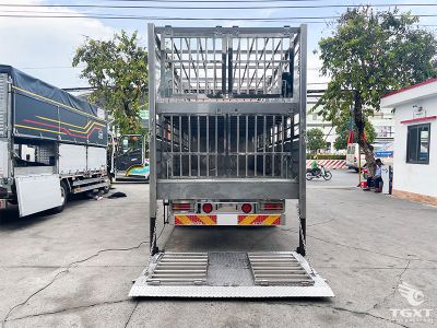 Xe tải Hino XZU730L 4T chở gia súc, tiêu chuẩn Euro 5, động cơ 150PS, cấu hình tùy chỉnh linh hoạt, tiết kiệm nhiên liệu, phù hợp với doanh nghiệp chăn nuôi.