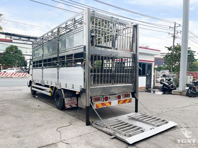 Xe tải Hino XZU730L 4T chở gia súc, đạt tiêu chuẩn Euro 5, động cơ 150PS, thiết kế linh hoạt, tiết kiệm nhiên liệu, phù hợp vận chuyển quốc tế và nội địa.