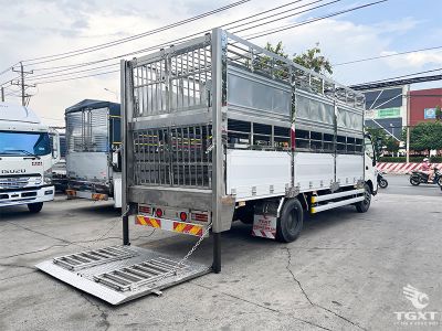 Xe tải Hino XZU730L 4T vận chuyển gia súc, tiêu chuẩn khí thải Euro 5, động cơ 150PS, thiết kế linh hoạt, tiết kiệm nhiên liệu, phù hợp cho vận chuyển chuyên nghiệp.