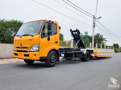 Xe cứu hộ chở xe Hino XZU730L-HKFTL3, dòng Euro 5 cao cấp, tải trọng 5 tấn, sàn trượt thủy lực, phù hợp cứu hộ giao thông.