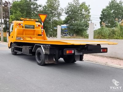 Xe cứu hộ chở xe Hino XZU730L-HKFTL3 Euro 5, tải trọng 5 tấn, sàn trượt thủy lực, phù hợp cứu hộ giao thông chuyên nghiệp.