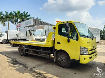 Xe cứu hộ chở xe Hino XZU730L-HKFTL3, dòng Euro 5 cao cấp, tải trọng 5 tấn, sàn trượt thủy lực, phù hợp cứu hộ giao thông.