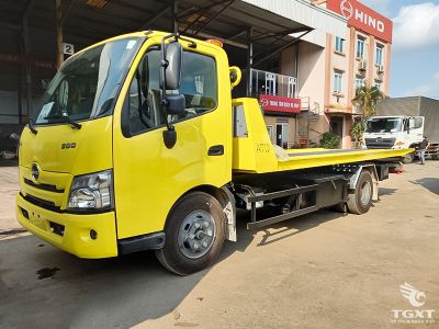 Xe cứu hộ Hino XZU730L-HKFTL3 Euro 5, tải trọng 5 tấn, sàn trượt thủy lực, phù hợp cứu hộ giao thông.