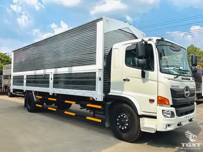 Xe tải Hino FG8JT8A 8.5T thùng kín cánh dơi, động cơ Euro 5, vận chuyển hàng hóa hiệu quả tại Việt Nam.