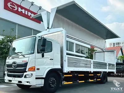 Xe tải Hino FG8JT8A 8.5T, thùng kín cánh dơi, tiêu chuẩn Euro 5, phù hợp vận chuyển hàng hóa lớn.