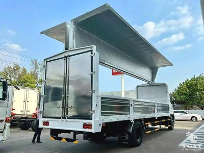 Xe tải Hino FG8JT8A 8.5T thùng kín cánh dơi, chuẩn Euro 5, phù hợp vận chuyển hàng hóa cồng kềnh tại Việt Nam.