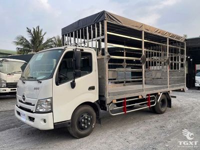 Xe tải Hino XZU730L 5 tấn, thùng inox cao cấp, vận chuyển gia cầm sạch, tiêu chuẩn Euro 5, phù hợp ngành chăn nuôi Việt Nam.
