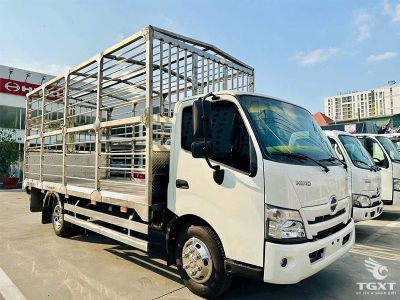 Xe tải Hino XZU730L 5 tấn, thùng inox cao cấp, vận chuyển gia cầm sạch, tiêu chuẩn Euro 5, phù hợp ngành chăn nuôi Việt Nam.