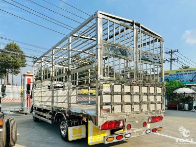 Xe tải Hino XZU730L 5 tấn, thùng inox cao cấp, vận chuyển gia cầm sạch, tiêu chuẩn Euro 5, phù hợp ngành chăn nuôi Việt Nam.