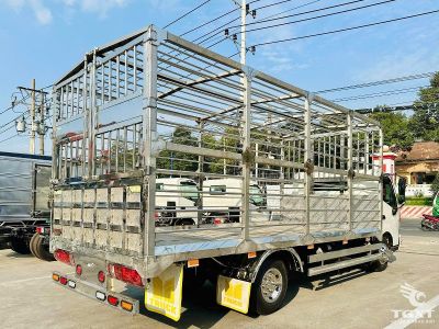 Xe tải Hino XZU730L 5 tấn, thùng inox cao cấp, vận chuyển gia cầm sạch, tiêu chuẩn Euro 5, phù hợp ngành chăn nuôi Việt Nam.