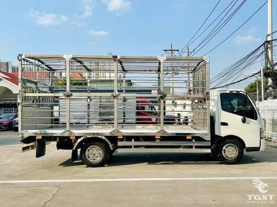 Xe tải Hino XZU730L 5 tấn, thùng inox cao cấp, vận chuyển gia cầm sạch, tiêu chuẩn Euro 5, phù hợp ngành chăn nuôi Việt Nam.