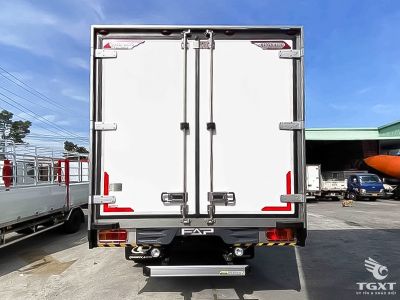 Xe tải Hino FG8JT8A 8 tấn, thùng bảo ôn Euro 5, tối ưu vận chuyển lạnh, động cơ tiết kiệm nhiên liệu, phù hợp thực phẩm và dược phẩm.