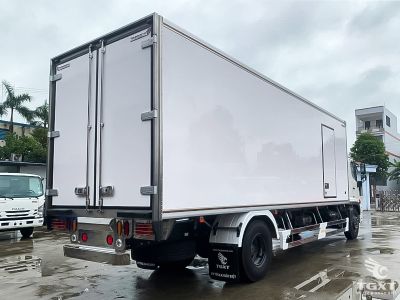 Xe tải Hino FG8JT8A 8 tấn thùng bảo ôn Euro 5, phù hợp vận chuyển lạnh, động cơ tiết kiệm nhiên liệu, chất lượng cao, tiêu chuẩn khí thải Euro 5.