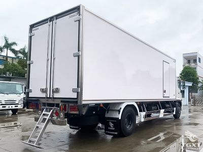 xe-tai-hino-fg8jp8a-8t-thung-bao-on-euro5-2.jpg Xe tải Hino FG8JP8A 8 tấn thùng bảo ôn Euro 5, vận chuyển hàng đông lạnh, tiết kiệm nhiên liệu, bền bỉ, phù hợp thực phẩm và dược phẩm.