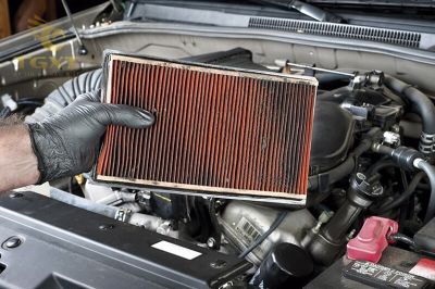 tac-hai-khong-thay-dung-han-3.jpg Xe tải đậu trong bãi, nhấn mạnh tầm quan trọng của việc thay lọc gió đúng hạn.