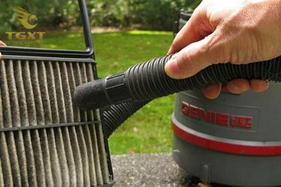 huong-dan-thay-tai-nha-2.jpg Hướng dẫn tự thay lọc gió xe tải tại nhà, dễ thực hiện trong 30 phút, tiết kiệm chi phí và bảo vệ động cơ của bạn.