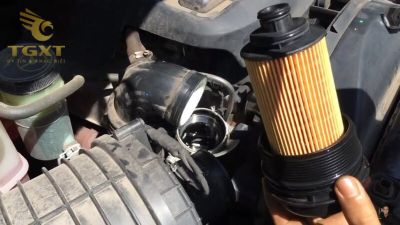 huong-dan-thay-tai-nha-1.jpg Hướng dẫn tự thay lọc gió xe tải tại nhà đơn giản, tiết kiệm chi phí, bảo vệ động cơ.