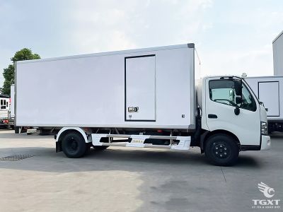 xe-tai-hino-xzu730l-5t-thung-bao-on-euro5-2.jpg Xe tải Hino XZU730L 5T với thùng bảo ôn chuyên dụng, đạt chuẩn Euro 5, lý tưởng vận chuyển hàng hóa nhạy cảm nhiệt độ.