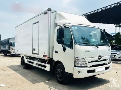 xe-tai-hino-xzu730l-5t-thung-bao-on-euro5-1.jpg Xe tải Hino XZU730L 5T thùng bảo ôn, tiết kiệm nhiên liệu, phù hợp vận chuyển hàng nhạy cảm nhiệt độ.