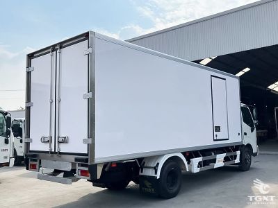 xe-tai-hino-xzu730l-5t-thung-bao-on-euro5-3.jpg Xe tải Hino XZU730L 5T với thùng bảo ôn đạt tiêu chuẩn Euro 5, phù hợp vận chuyển hàng nhạy cảm như thực phẩm và dược phẩm.