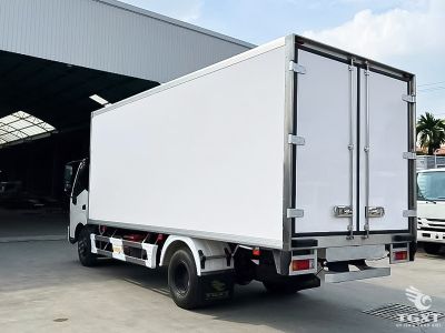 xe-tai-hino-xzu730l-5t-thung-bao-on-euro5-5.jpg Xe tải Hino XZU730L 5T thùng bảo ôn tiêu chuẩn Euro 5, phù hợp vận chuyển thực phẩm và dược phẩm trong mọi điều kiện.