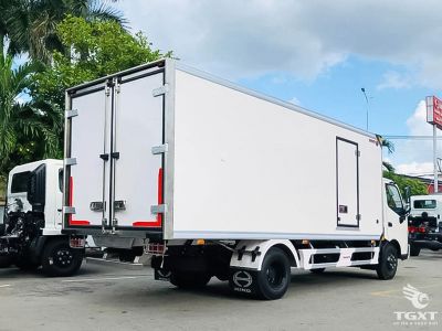 Xe tải Hino XZU720L 3.5 tấn, thùng bảo ôn Euro 5 phù hợp vận chuyển hàng nhạy cảm nhiệt độ.