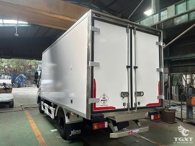 Xe tải Hino XZU720L 3.5 tấn, thùng bảo ôn Euro 5 cho vận chuyển hàng nhạy cảm nhiệt độ.