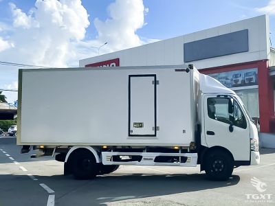 Xe tải Hino XZU650L 3.5T với thùng bảo ôn Euro 5, phù hợp vận chuyển thực phẩm, dược phẩm và hàng hóa cần giữ nhiệt độ ổn định, năng lượng tiết kiệm.