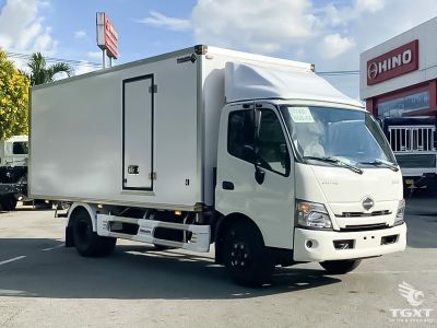 Xe tải Hino XZU650L 3.5T thùng bảo ôn Euro 5, vận chuyển hàng hóa nhiệt độ ổn định, tiết kiệm nhiên liệu, phù hợp logistics hiện đại.