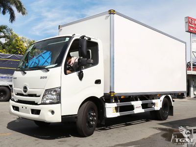 Xe tải Hino XZU650L 3.5T thùng bảo ôn Euro 5, vận chuyển hiệu quả thực phẩm, dược phẩm, hàng hóa nhiệt độ ổn định, tiết kiệm nhiên liệu.