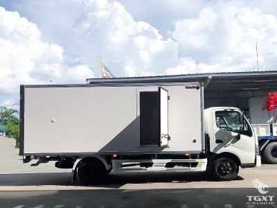 Xe tải Hino XZU650L 1.9 tấn thùng bảo ôn Euro 5, xe vận chuyển hàng bảo quản nhiệt độ cao, phù hợp khu vực khí thải khắt khe.