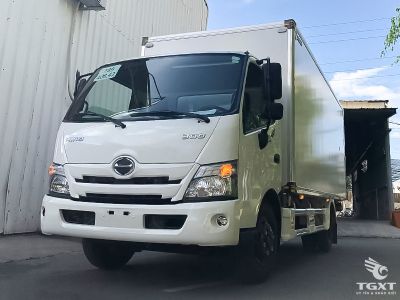 Xe tải Hino XZU650L 1.9 tấn thùng bảo ôn Euro 5, lý tưởng vận chuyển hàng hóa trong nội thành và khu vực khí thải nghiêm ngặt.
