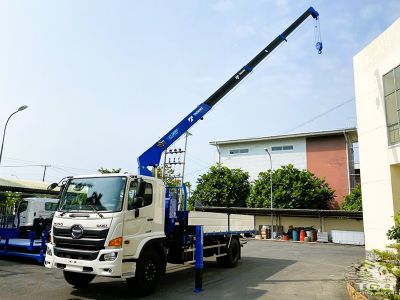 xe-tai-hino-fg8jp8a-6t-gan-cau-tadano-tm-ze555mh-euro-5-5.jpg Xe tải Hino FG8JP8A 6 tấn gắn cẩu Tadano Nhật Bản, lý tưởng cho xây dựng, logistics, hiệu quả cao, tiêu chuẩn Euro 5.
