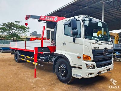 Xe tải Hino FG8JT8A 7 tấn gắn cẩu Unic, động cơ Euro 5, phù hợp vận chuyển vật liệu xây dựng và hàng nặng.