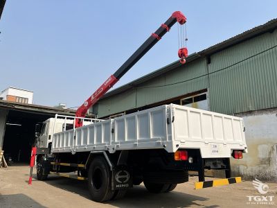 Xe tải Hino FG8JT8A 7 tấn gắn cẩu Unic, động cơ Euro 5, phù hợp vận chuyển vật liệu và hàng nặng.