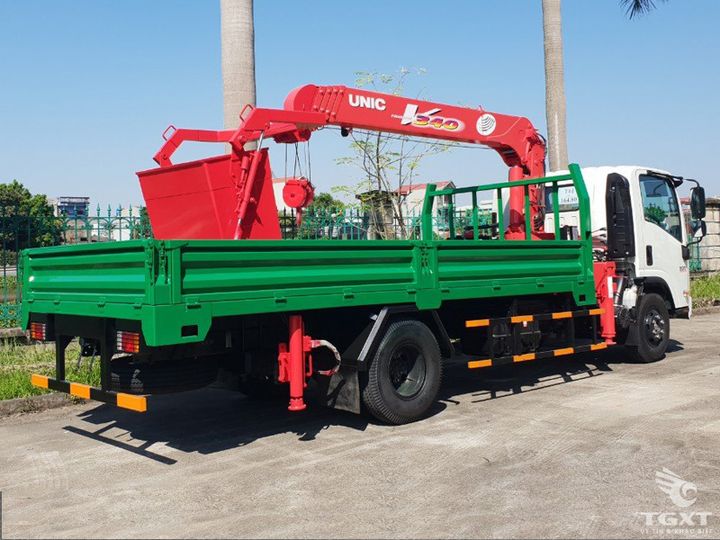 Xe tải cẩu Isuzu NQR75LE5 gắn cẩu Unic URV344, tải trọng 4.6 tấn, động cơ Euro 5, nâng hàng tối ưu.