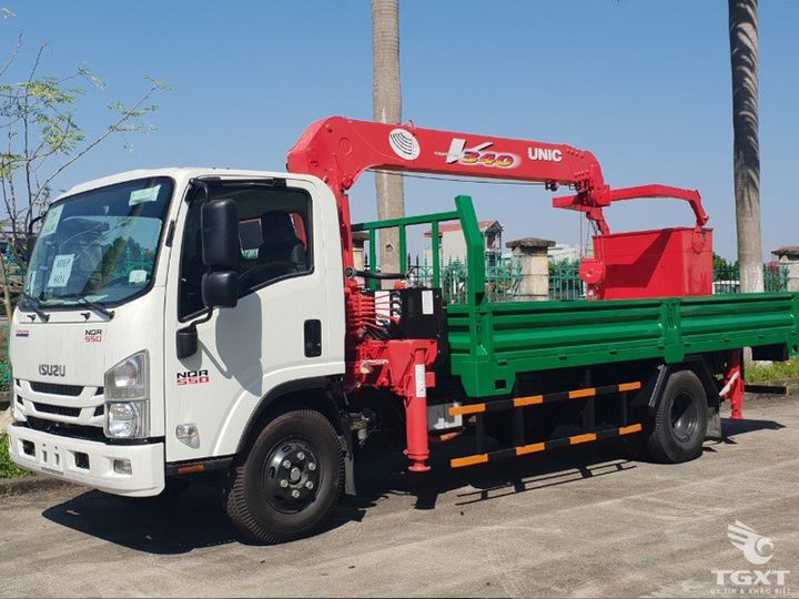 Xe tải cẩu Isuzu NQR75LE5 gắn cẩu Unic URV344 cho vận chuyển, nâng hạ hàng chuyên nghiệp.